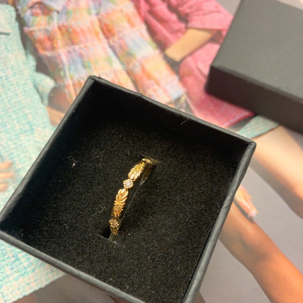*Delicate Golden banded Gem Ring*